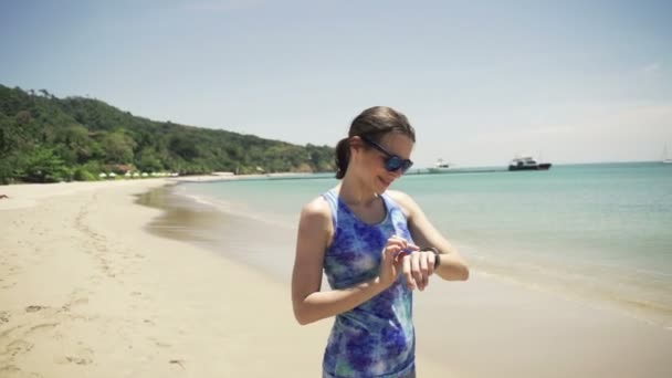 Femme, jogger vérifier le temps et le pouls sur smartwatch — Video