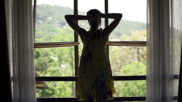 Женщина открыть окно и полюбоваться видом — стоковое видео