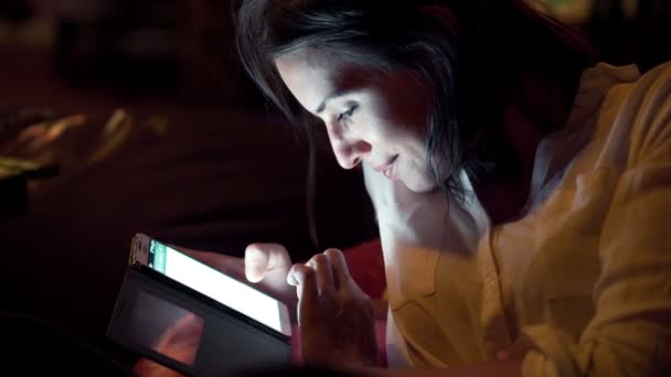 Žena pomocí smartphone v kavárně v noci — Stock video