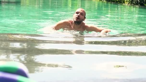 Giovane uomo che esce dalla piscina — Video Stock