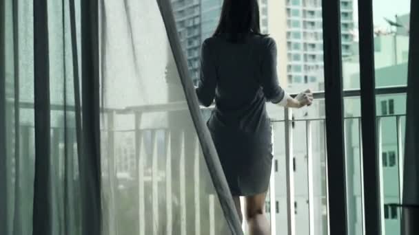 Geschäftsfrau hört Musik auf Handy, tanzt auf der Terrasse — Stockvideo