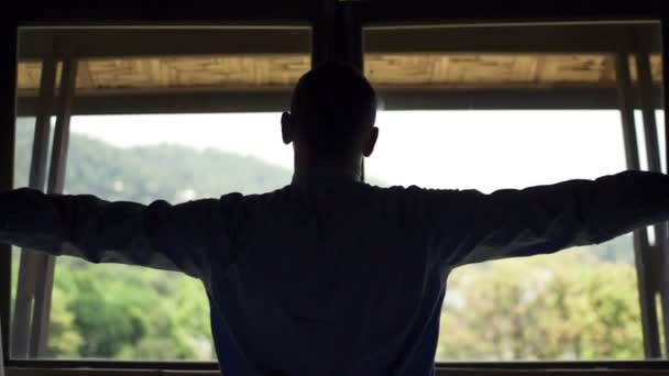 Ember Leleplez függöny és nyitott ablak — Stock videók