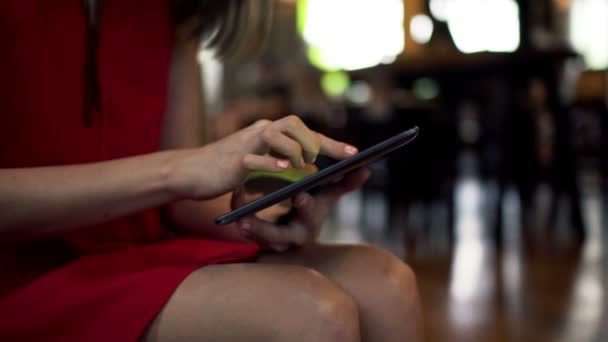 Tablet bilgisayar kullanarak ve kahve içme kadın — Stok video