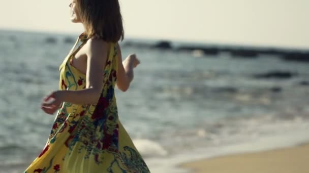 Junge, glückliche Frau tanzt am Strand — Stockvideo