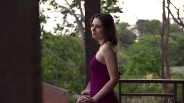 Mujer caminando en la terraza y disfrutando del día — Vídeos de Stock