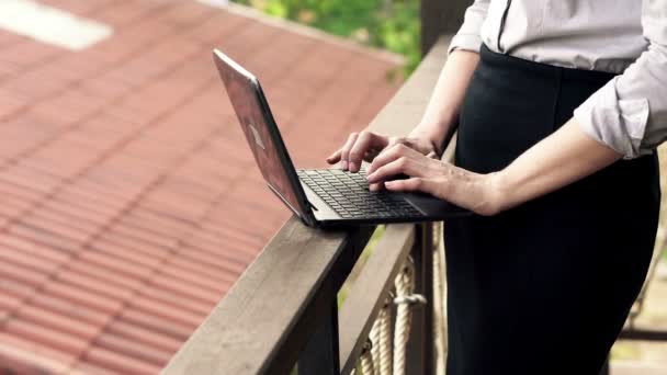 Geschäftsfrau arbeitet auf der Terrasse am Laptop — Stockvideo