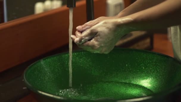 Kvinnan handtvätt under diskbänken — Stockvideo