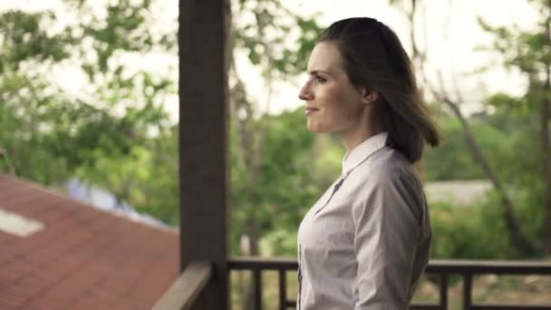 Молода, красива бізнес-леді розслабляється на терасі — стокове відео