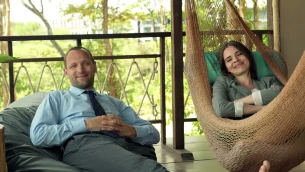 Couple d'affaires réussi sur la terrasse — Video