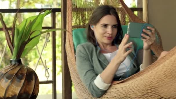 Femme d'affaires regardant un film sur smartphone sur hamac — Video