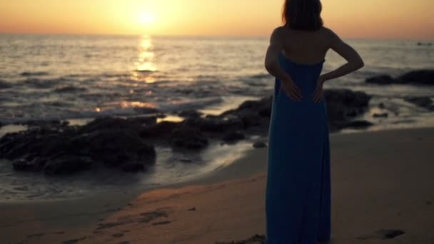 Kadın hayran günbatımı sahilde dururken — Stok video