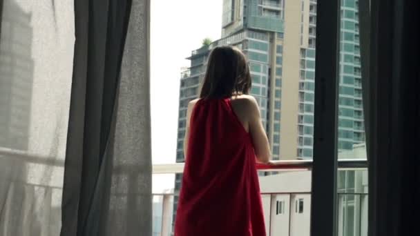 Mujer estirándose en terraza con vista a la ciudad — Vídeos de Stock