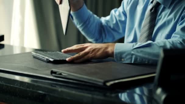 Businessman hands working on laptop in office — Stock Video