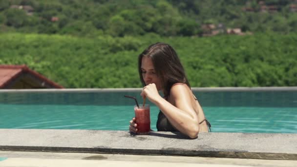 Donna in piscina rilassante e cocktail — Video Stock