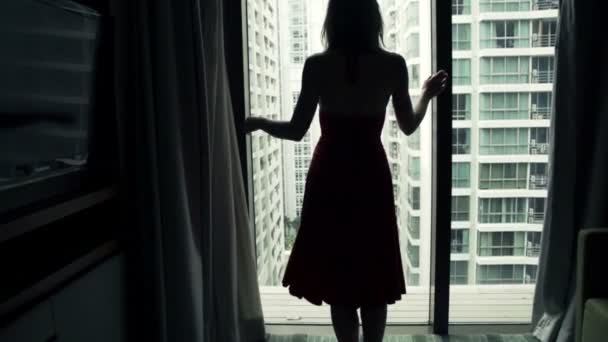 Mujer caminando y estirando los brazos por la ventana — Vídeos de Stock