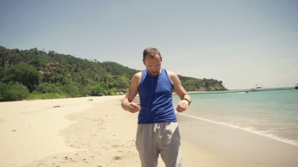 Jogger checkt Zeit und Puls auf Smartwatch am Strand — Stockvideo