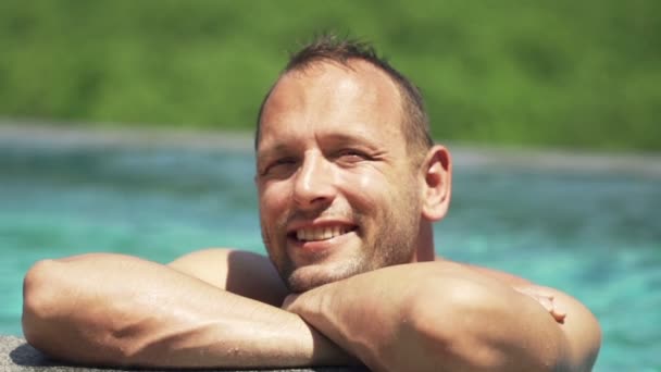 Heureux, jeune homme dans la piscine — Video