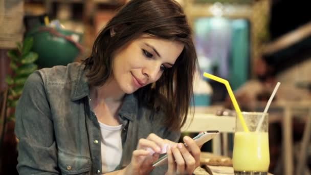 Mulher com smartphone recebe coquetel de garçom — Vídeo de Stock