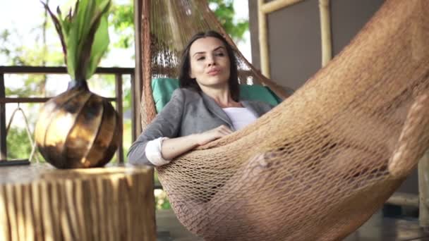 Businesswoman sleeping on hammock and waking up — Stock Video