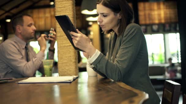 Empresarios con tablet y smartphone en cafetería — Vídeos de Stock