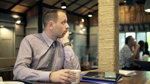 Triste, infeliz homem de negócios sentado no café — Vídeo de Stock