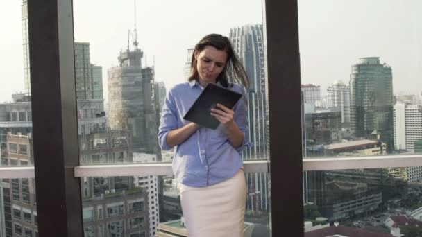 Geschäftsfrau arbeitet auf Terrasse an Tablet-Computer — Stockvideo
