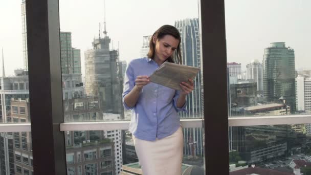 Empresaria leyendo periódico en terraza — Vídeo de stock