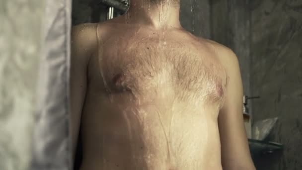 Homme prenant un bain sous la douche — Video