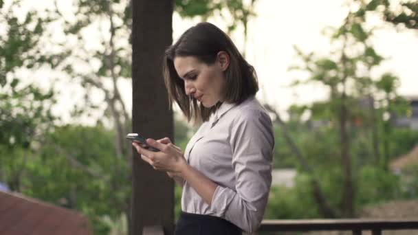 Bella donna d'affari utilizzando smartphone sulla terrazza — Video Stock