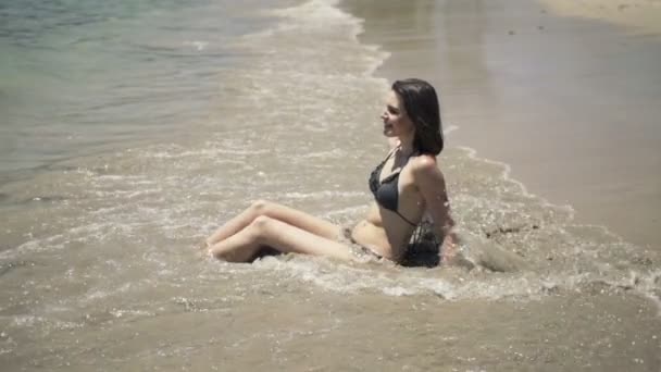 Красива жінка розслабляється і засмагає — стокове відео