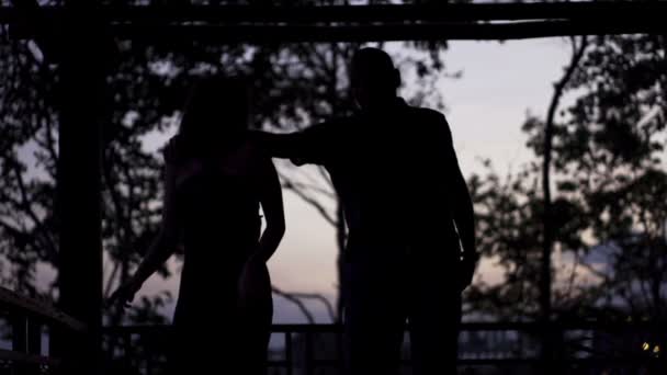 Пара веселится, танцует на террасе — стоковое видео