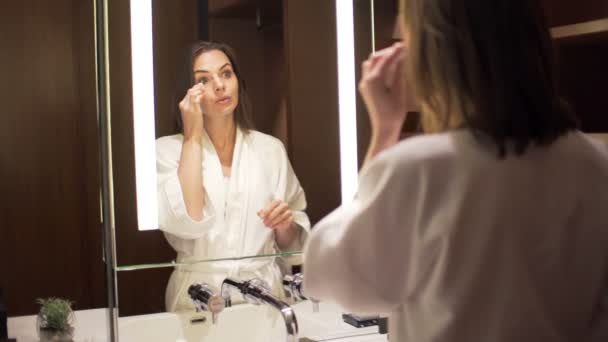 Vrouw toepassen anti rimpel roll-on op haar gezicht — Stockvideo