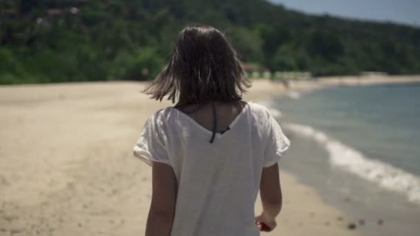 Bonita mulher girando ao redor na praia — Vídeo de Stock