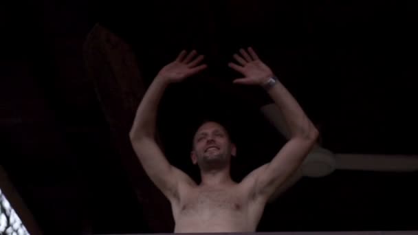 Glücklicher Mann breitet Arme auf Terrasse aus — Stockvideo