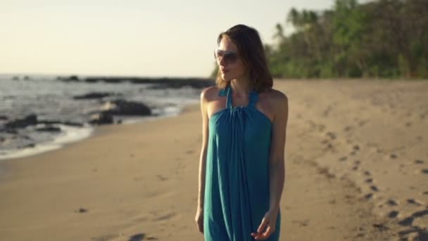 Jonge, gelukkige vrouw lopen op strand — Stockvideo