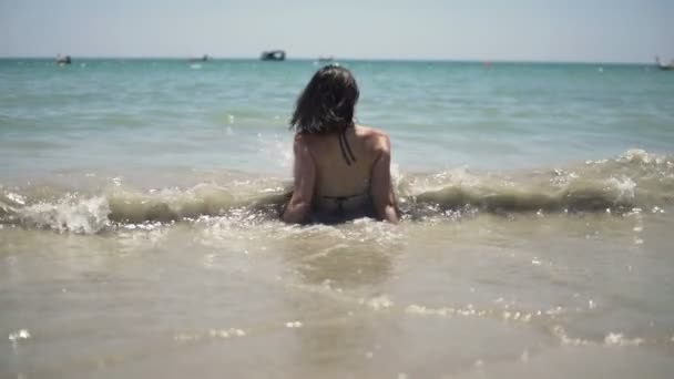 年轻女人放松和享受日光浴 — 图库视频影像