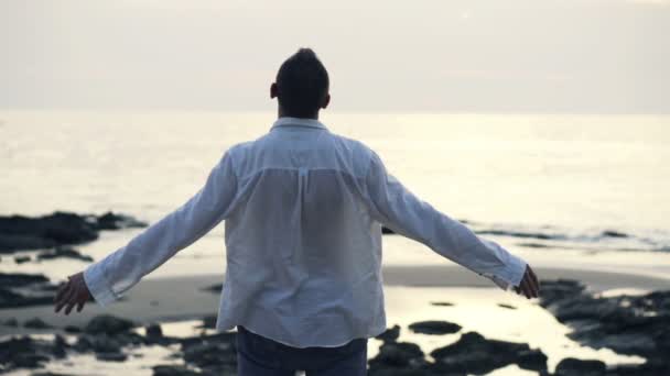 Hombre disfrutando hermosa playa exótica — Vídeo de stock