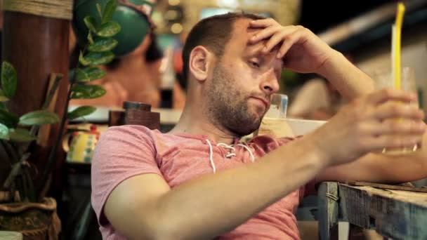 Ledsen, olycklig man som sitter i café — Stockvideo