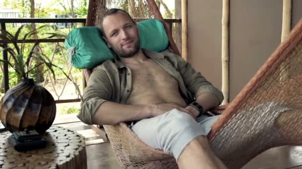 Retrato del hombre feliz acostado en la hamaca — Vídeo de stock