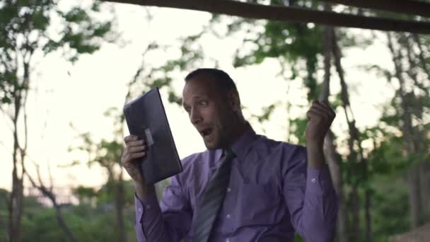 Succesvolle zakenman met tablet pc op terras — Stockvideo