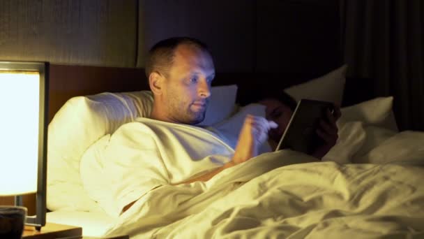 夜ベッドでカップル — ストック動画