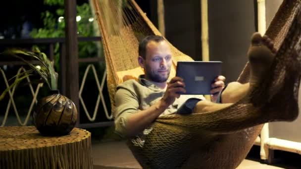 Man playing game on tablet computer — Stock Video