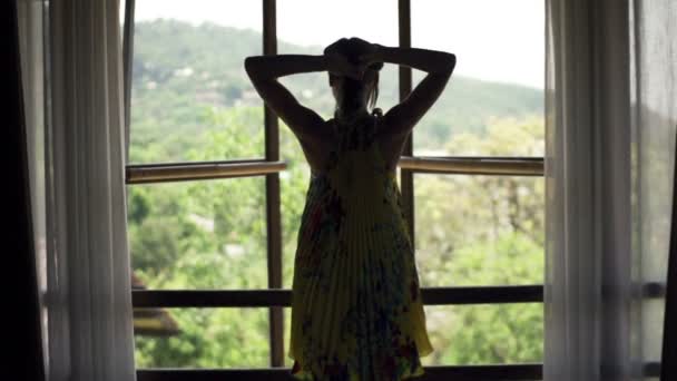 Женщина открыть окно и полюбоваться видом — стоковое видео