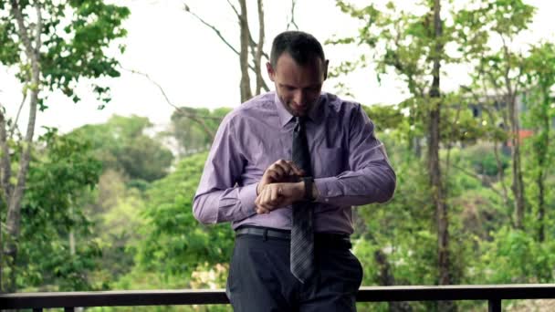Fiatal üzletember smartwatch állt a terasz — Stock videók