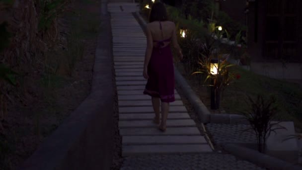 Mulher andando no jardim, parque à noite — Vídeo de Stock