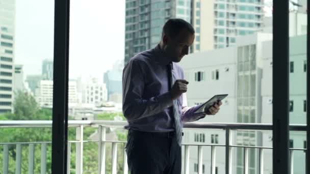 Empresário bem sucedido com computador tablet no terraço — Vídeo de Stock