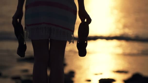 Vrouw met sandalen permanent op het strand — Stockvideo