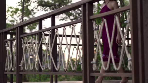 Женщина выходит на террасу и наслаждается днем — стоковое видео
