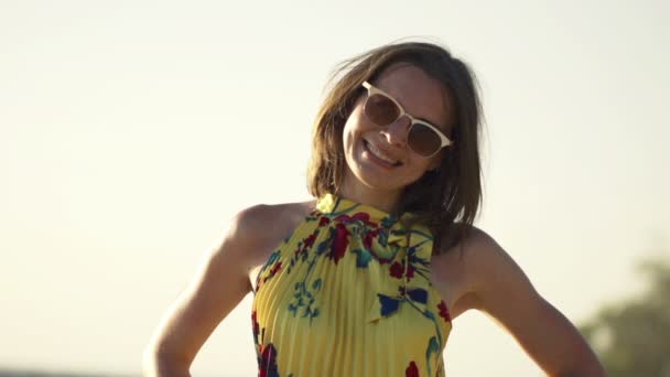 Portret van mooie, gelukkige vrouw met zonnebril — Stockvideo