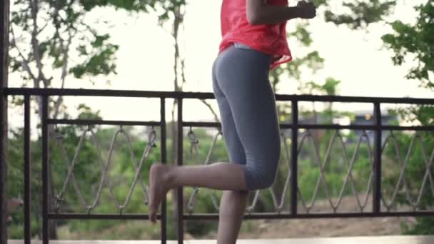 Frau turnt, läuft auf Veranda des Hauses — Stockvideo